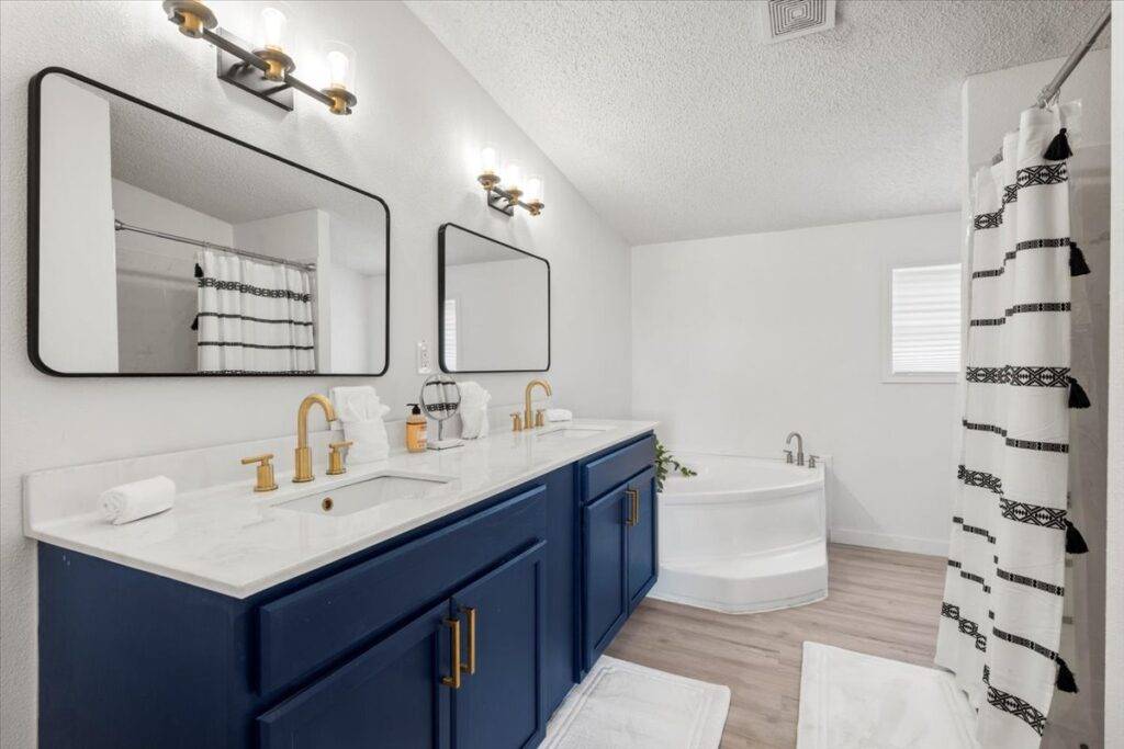 Bathroom at Starlight Horizon cabins in Canyon Lake Texas