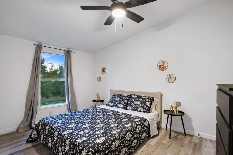 Queen bedroom in Cabin B at Starlight Horizon near Canyon Lake, Texas
