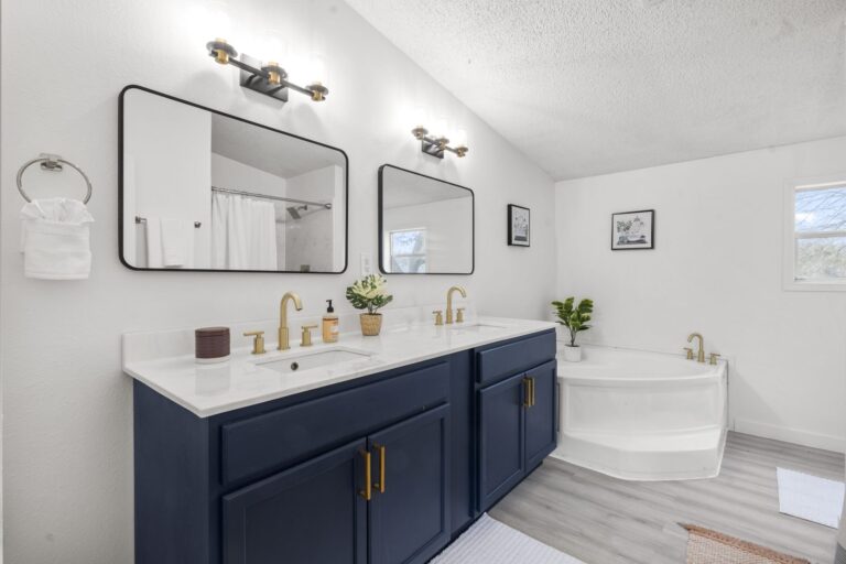 Primary bathroom in Cabin C at Starlight Horizon near Canyon Lake, Texas
