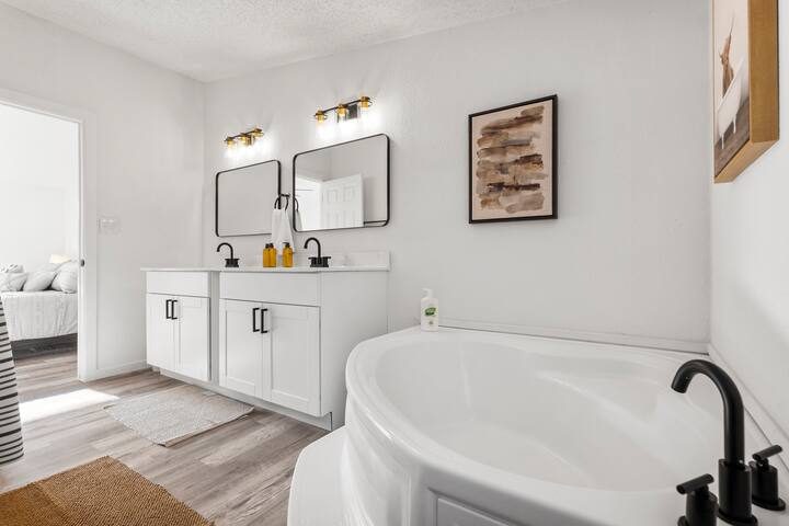 Primary bathroom in Cabin D at Starlight Horizon near Canyon Lake, Texas