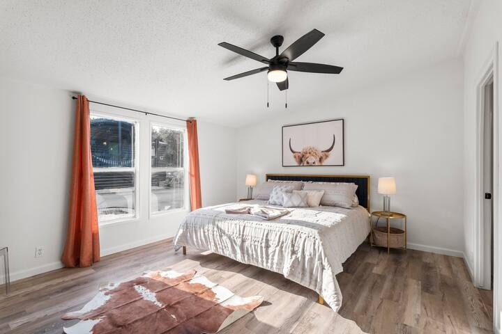 Primary bedroom in Cabin D at Starlight Horizon near Canyon Lake, Texas