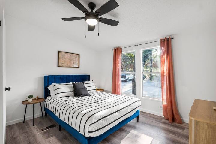 Queen bedroom in Cabin D at Starlight Horizon near Canyon Lake, Texas