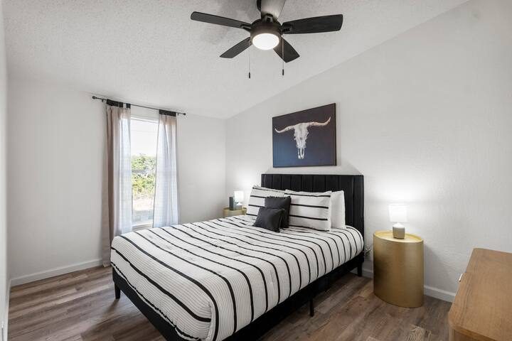 Queen bedroom in Cabin D at Starlight Horizon near Canyon Lake, Texas