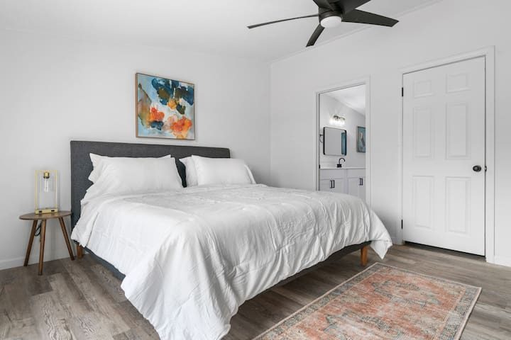 Primary bedroom in Cabin E at Starlight Horizon near Canyon Lake, Texas