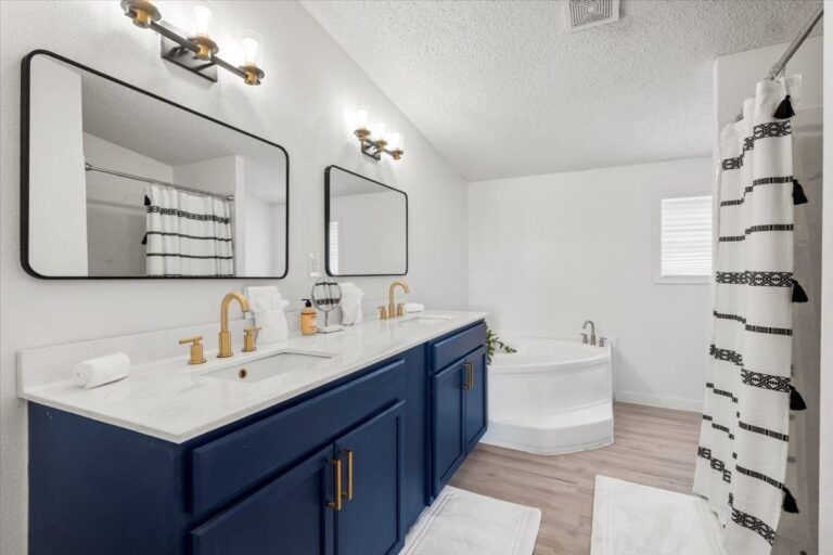 Primary bathroom in Cabin G at Starlight Horizon near Canyon Lake, Texas