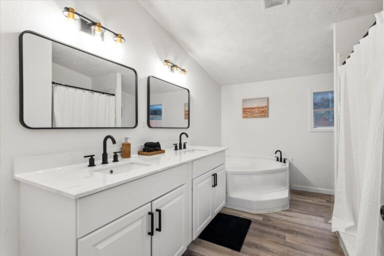 Primary bathroom in Cabin K at Starlight Horizon near Canyon Lake, Texas